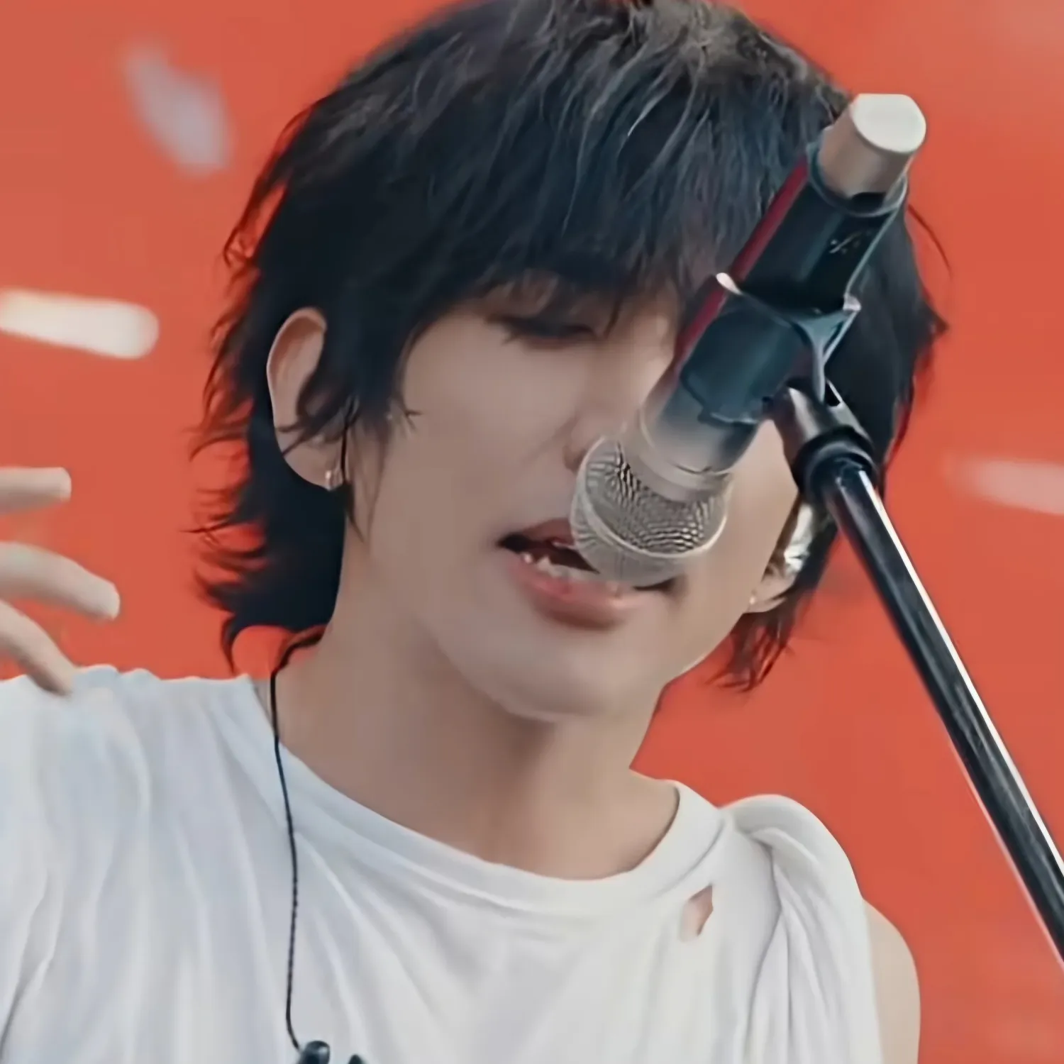 Behind-the-scenes cut of Lee Seungyoon