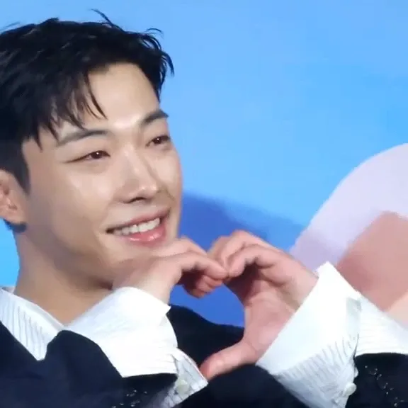 A moment captured by a fan of Woo Dohwan