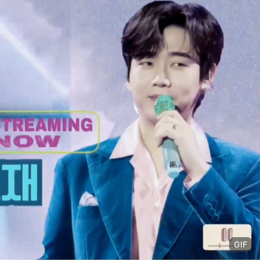 A moment captured by a fan of Hwang Youngwoong