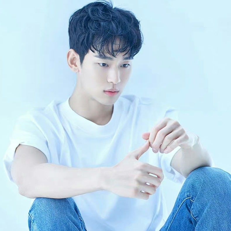 金秀贤的最新照片