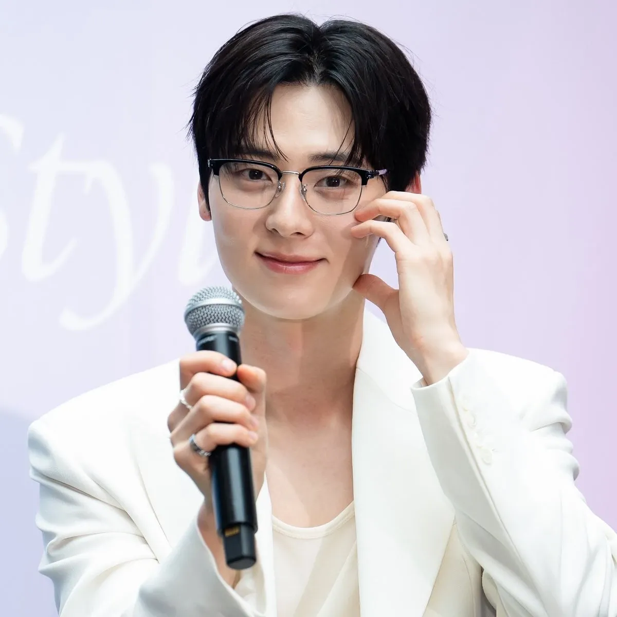 A moment captured by a fan of Hwang Minhyun