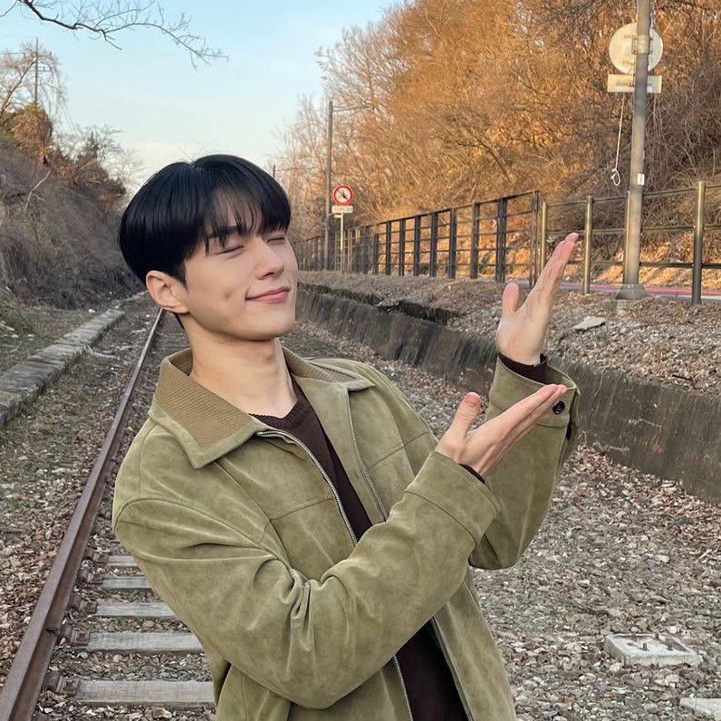 金明洙 (L)的最新照片