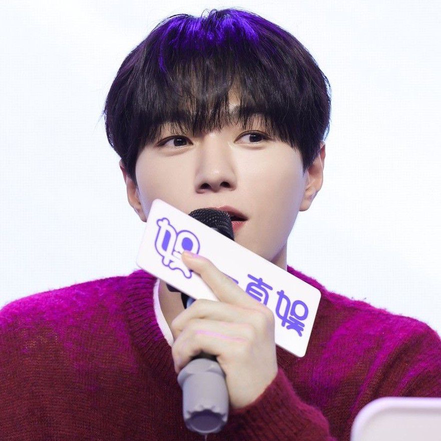 A moment captured by a fan of Kim Myungsoo (L)