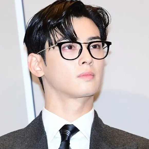 Behind-the-scenes cut of Cha Eunwoo