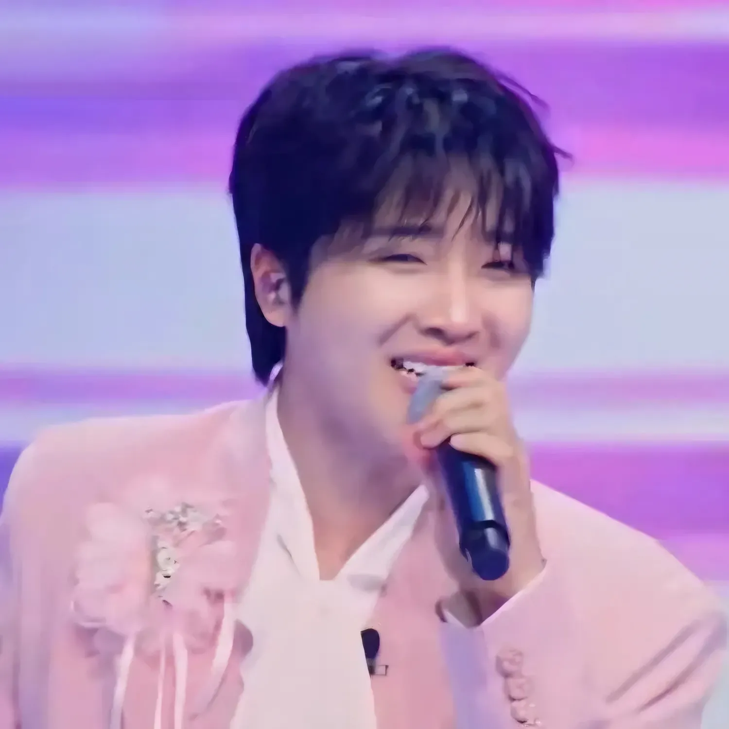 A moment captured by a fan of Hwang Yunsung