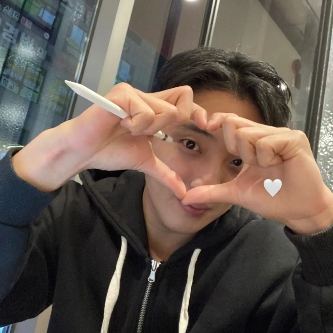 粉丝拍下的黄允圣瞬间