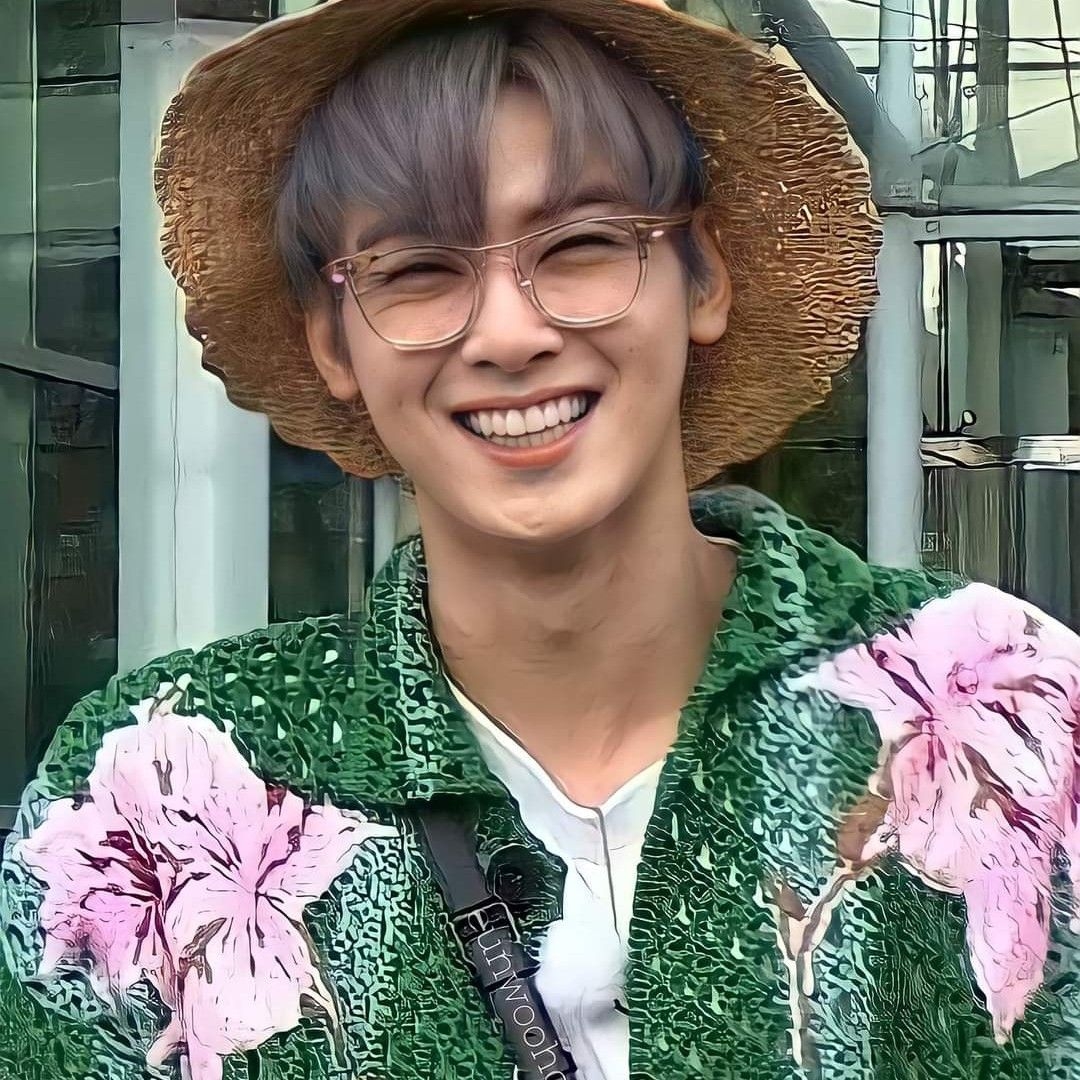 A moment captured by a fan of Cha Eunwoo