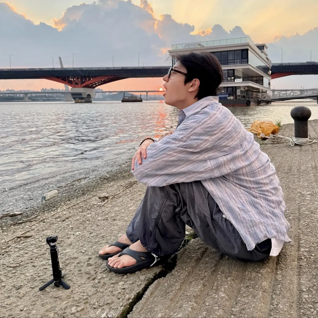 Behind-the-scenes cut of Kim Jaewon