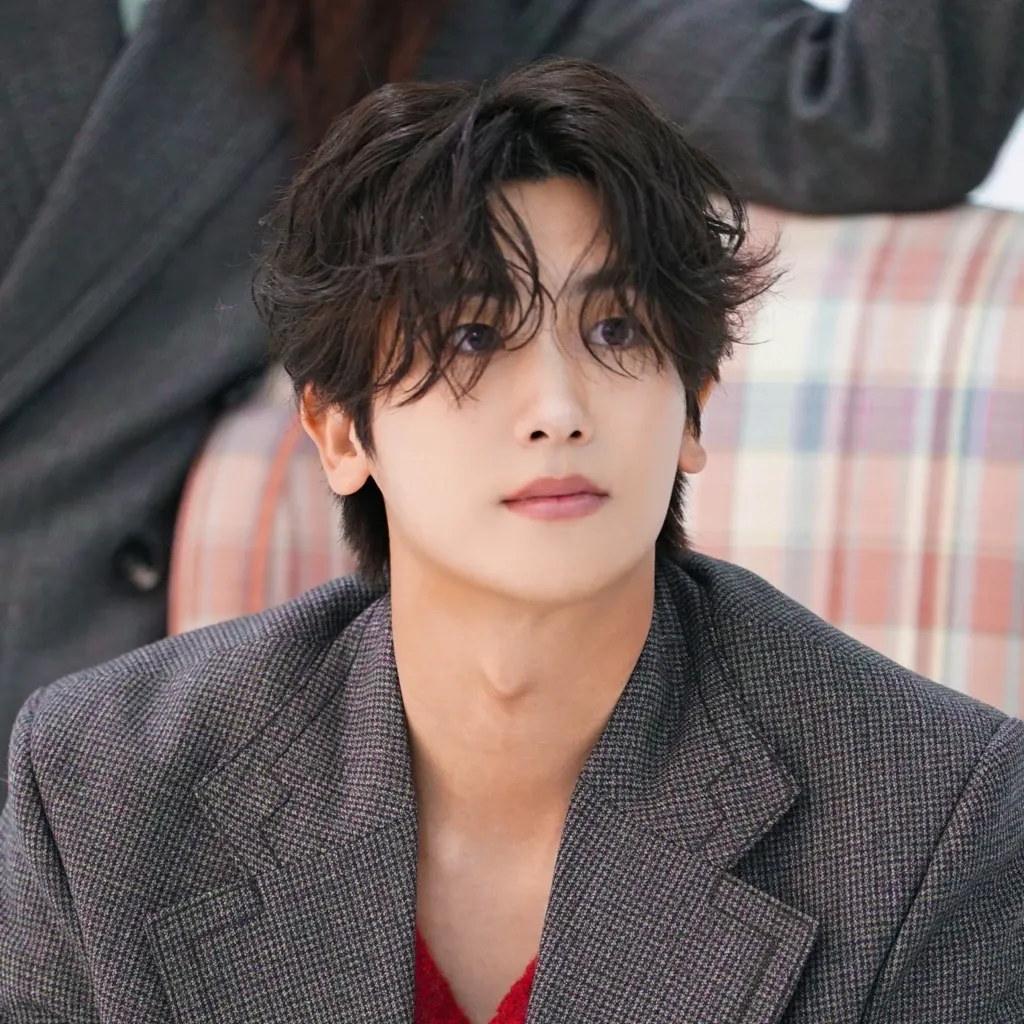 Behind-the-scenes cut of Park Hyungsik