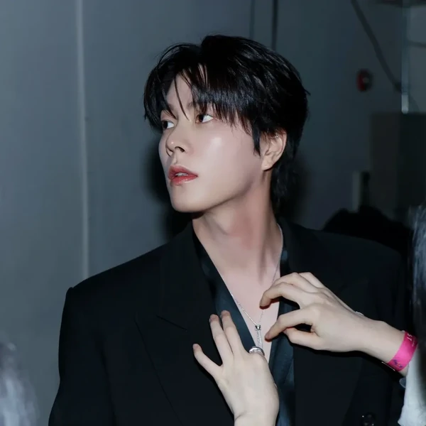Today’s standout profile photo of Hong Jonghyun on Choeaedol Celeb