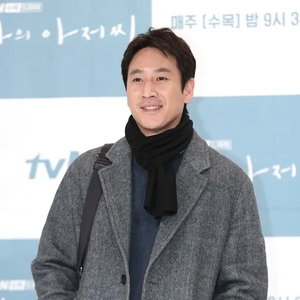 Behind-the-scenes cut of Lee Sunkyun