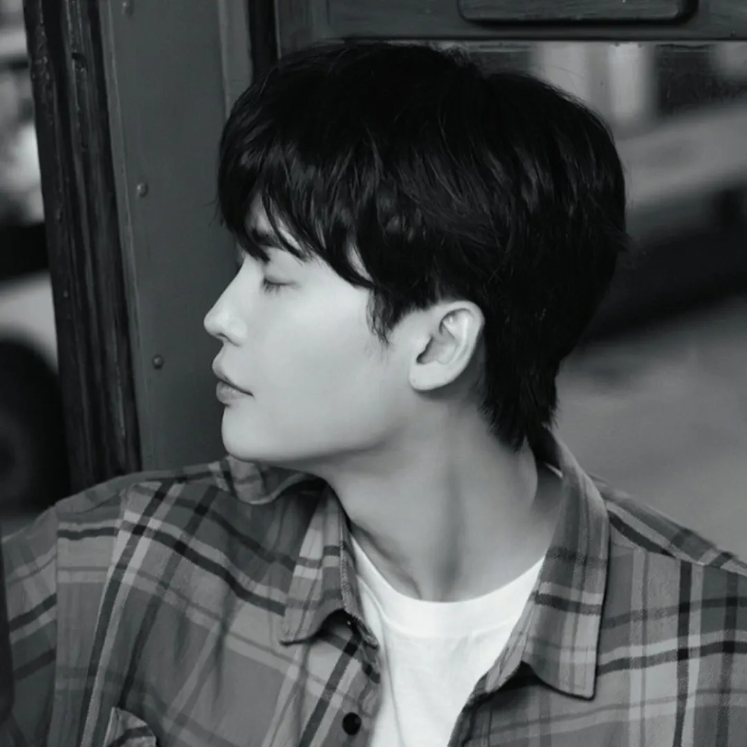 Recent activity shot of Lee Jongsuk