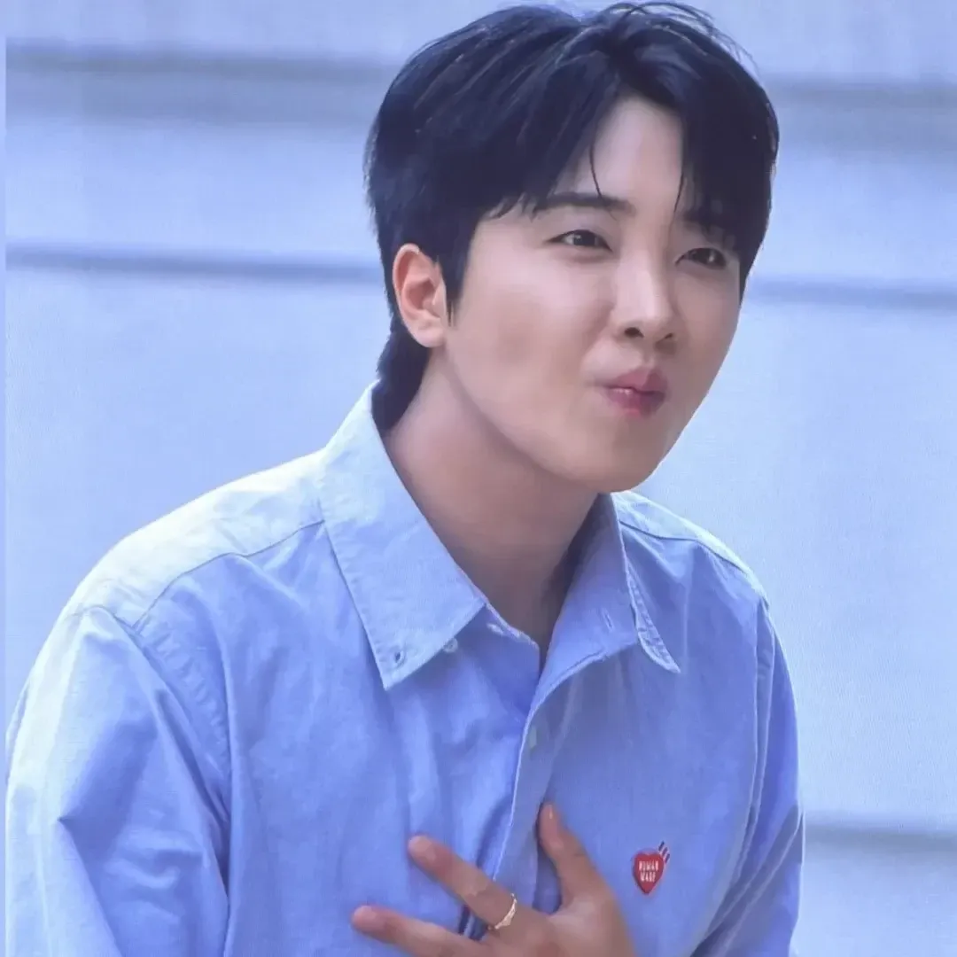 A moment captured by a fan of Hwang Yunsung