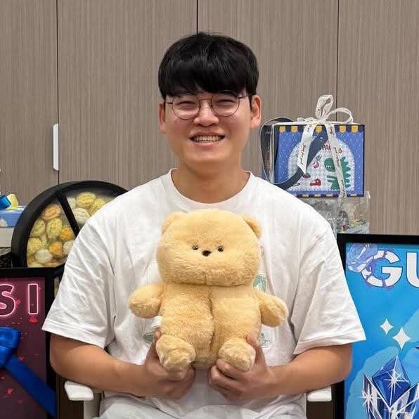 Behind-the-scenes cut of Gumayusi