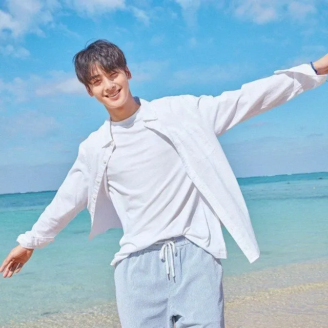 A moment captured by a fan of Cha Eunwoo