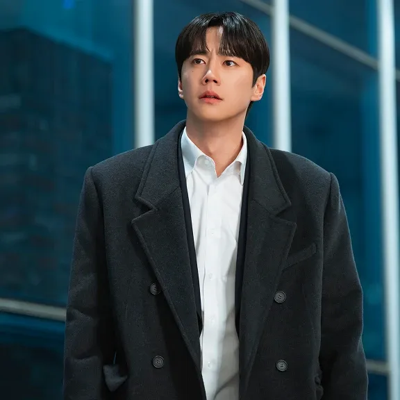 Behind-the-scenes cut of Lee Junyoung
