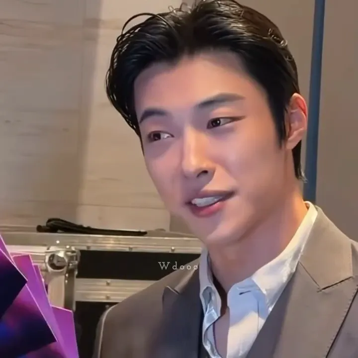 A moment captured by a fan of Woo Dohwan