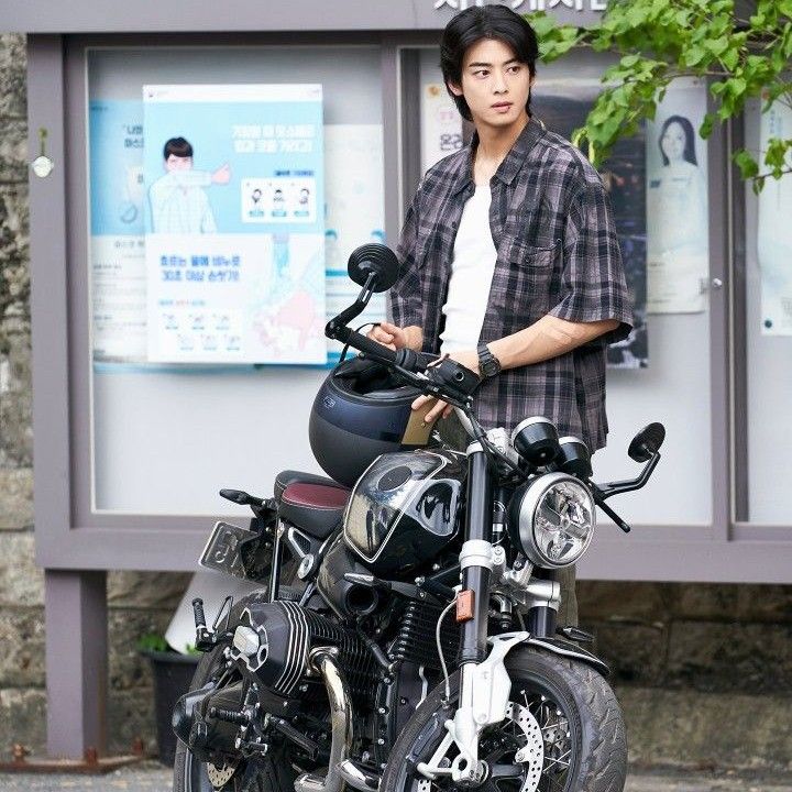 Behind-the-scenes cut of Cha Eunwoo