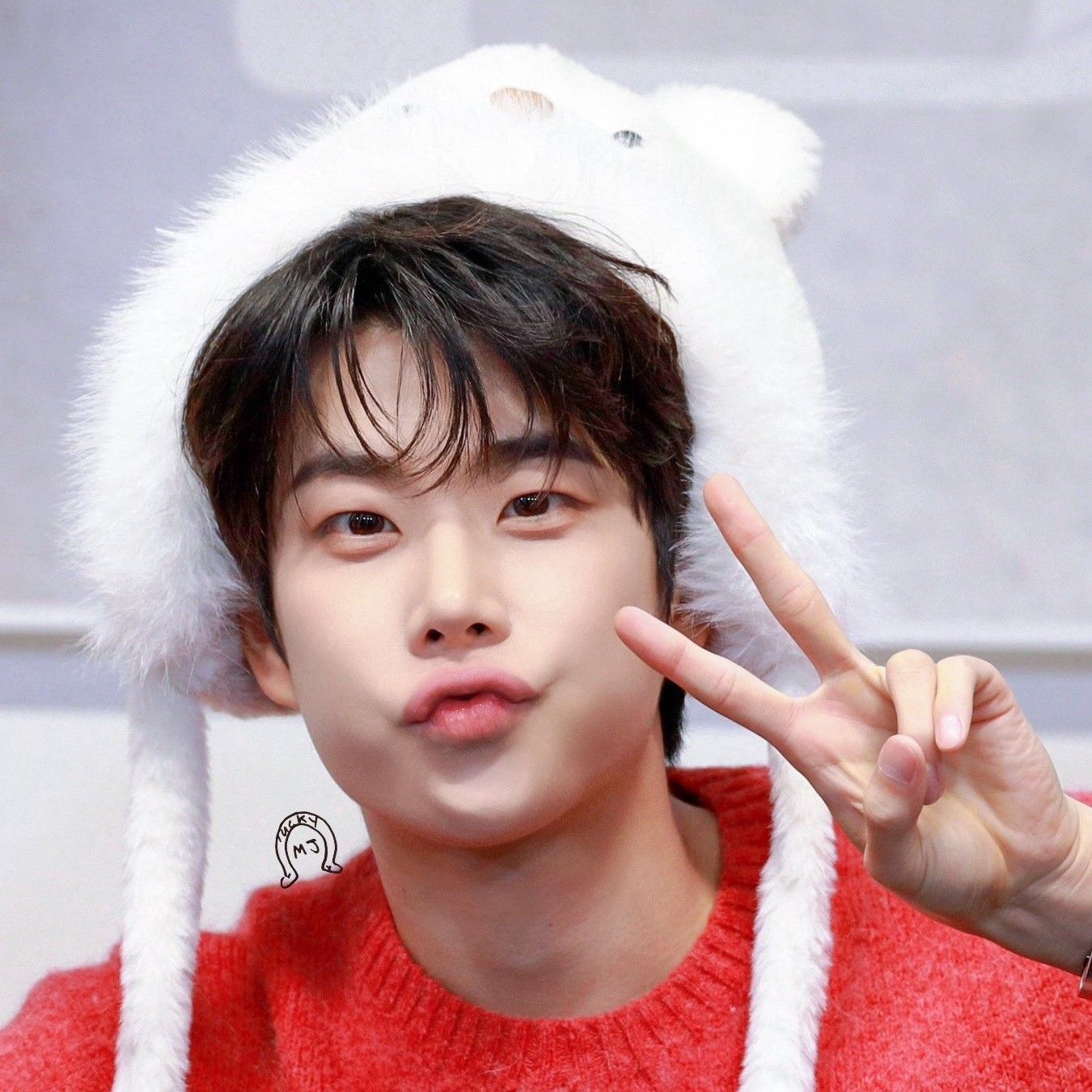 Behind-the-scenes cut of Cha Eunwoo