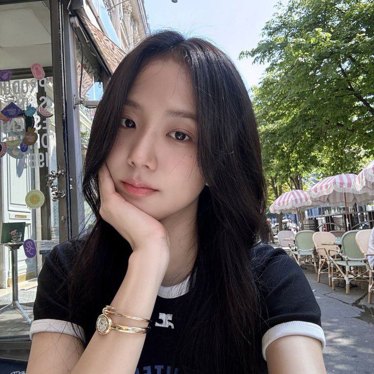 Behind-the-scenes cut of Jisoo (1995)