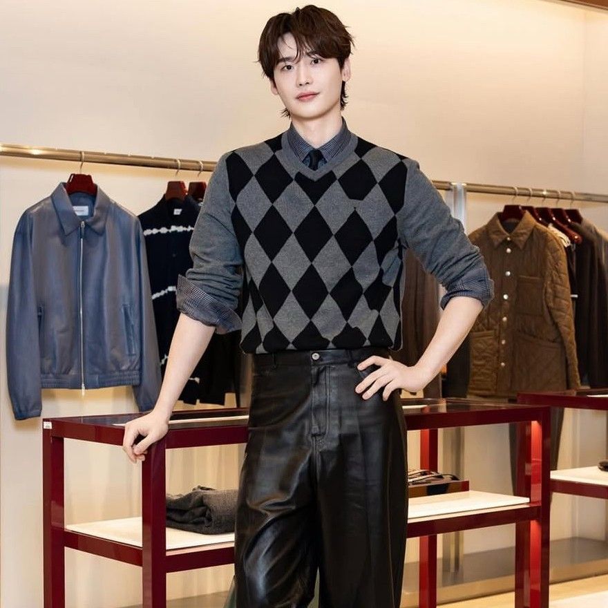Recent activity shot of Lee Jongsuk