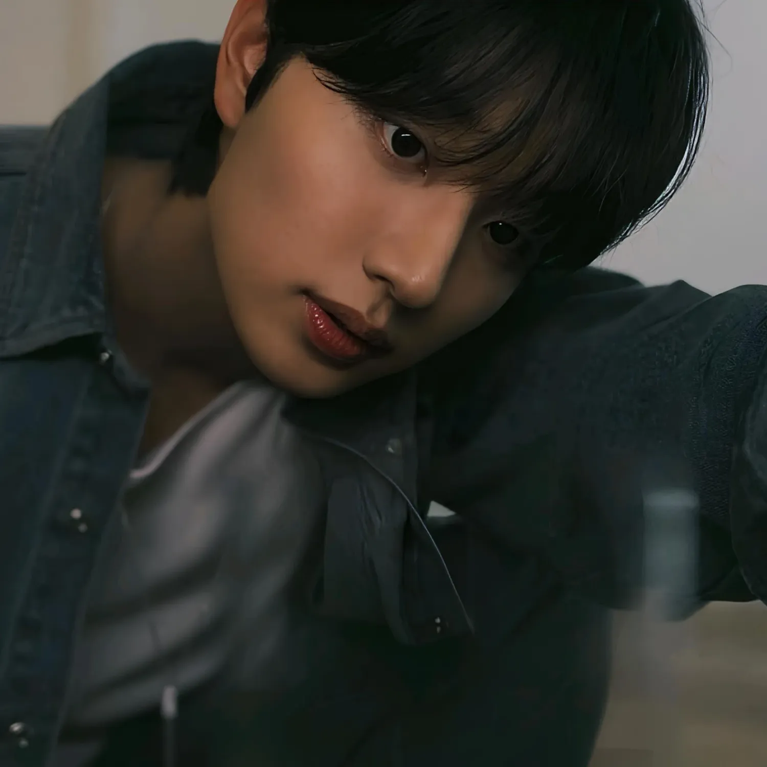 Behind-the-scenes cut of Kim Jaewon