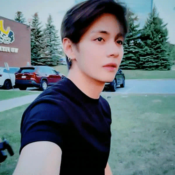 Foto profil populer Kim Taehyung (V) yang dipilih melalui voting