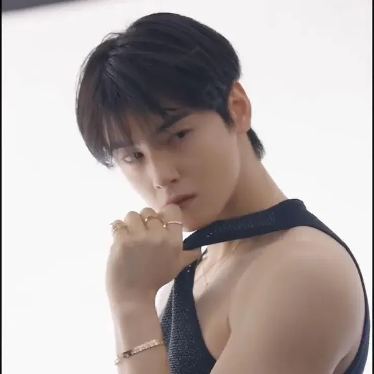 A moment captured by a fan of Cha Eunwoo