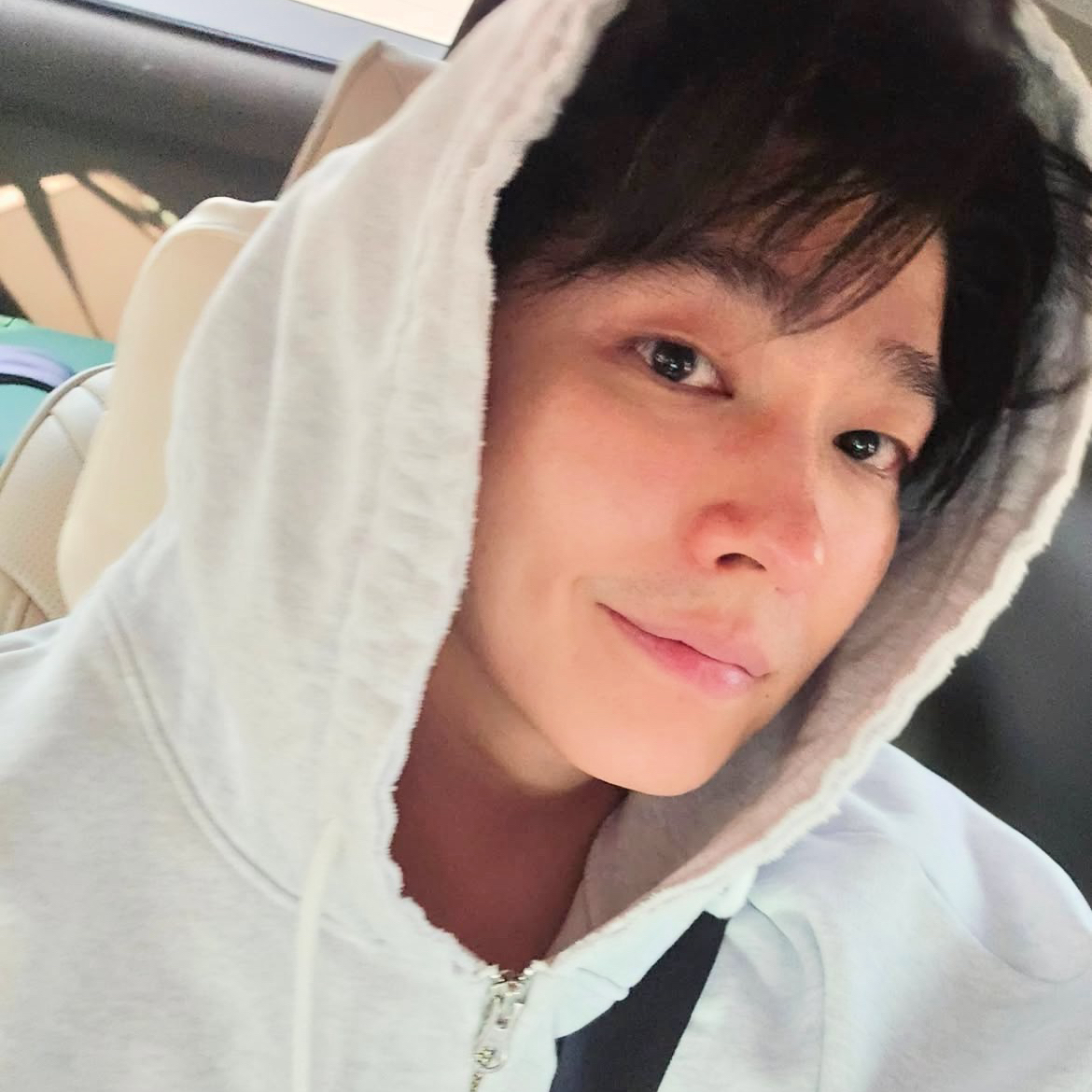 A moment captured by a fan of Yoon Kyunsang