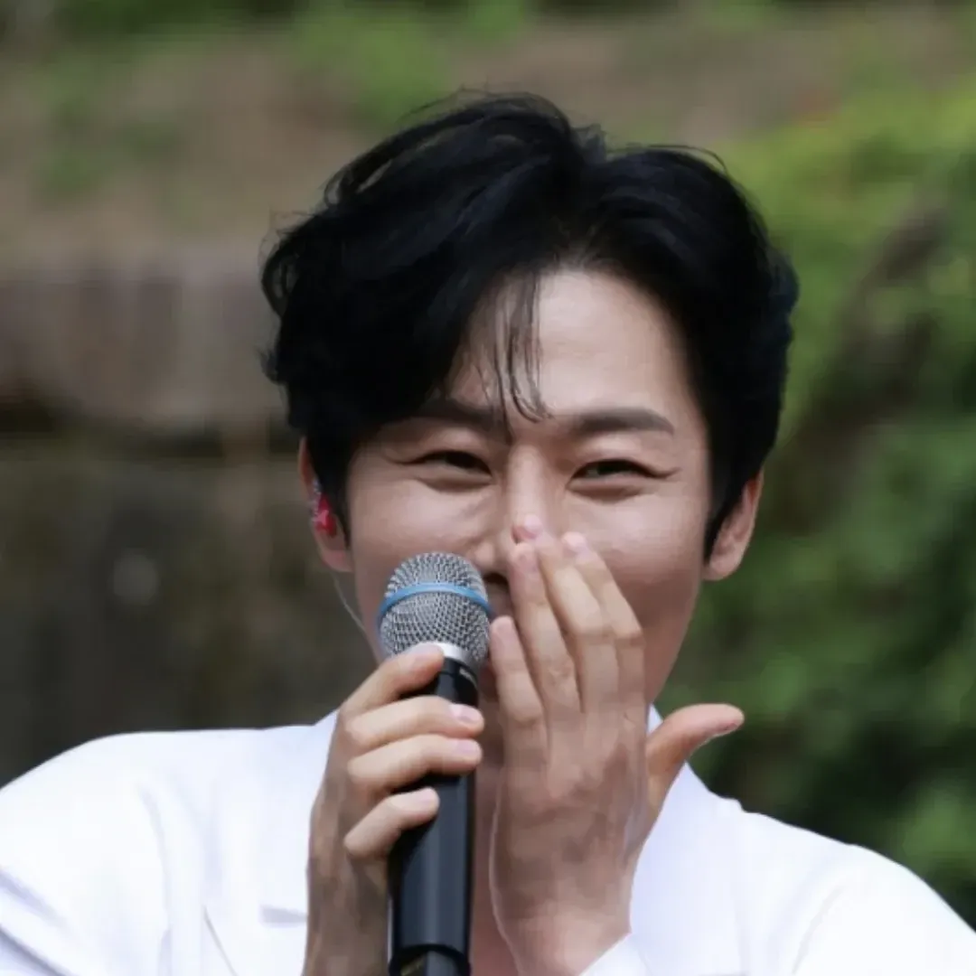 A moment captured by a fan of Kang Moonkyung
