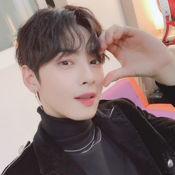 Behind-the-scenes cut of Cha Eunwoo