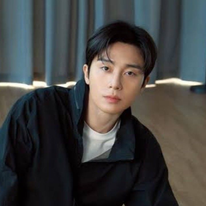 A moment captured by a fan of Park Seojoon