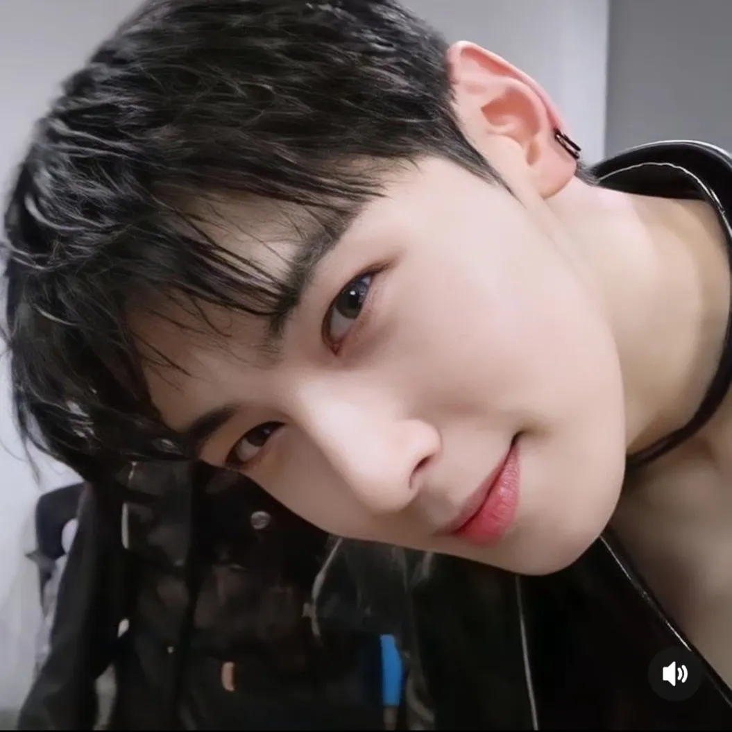 A moment captured by a fan of Cha Eunwoo