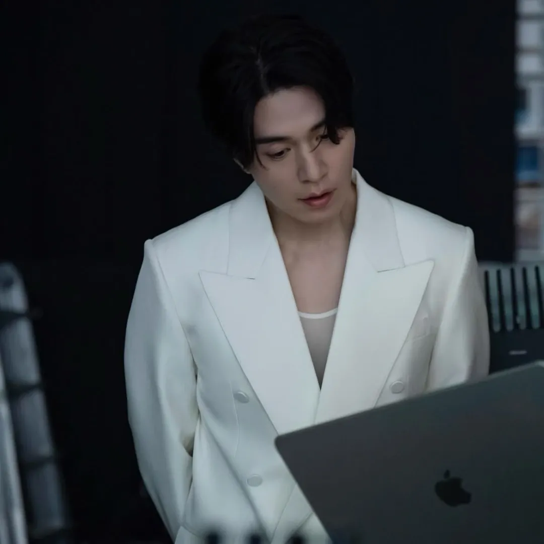 Behind-the-scenes cut of Lee Dongwook