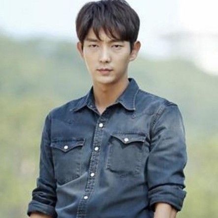 A moment captured by a fan of Lee Joongi