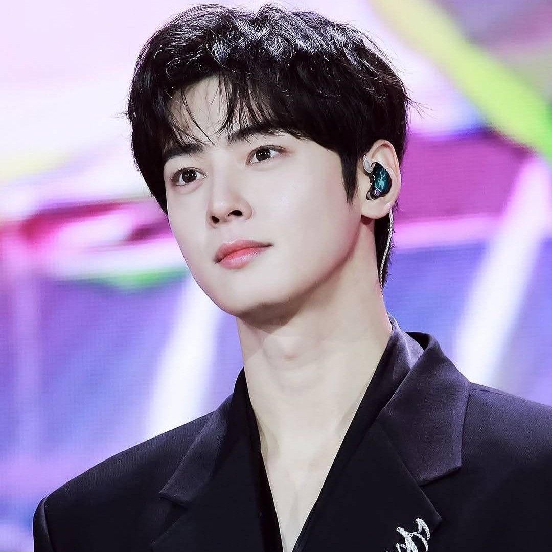 A moment captured by a fan of Cha Eunwoo