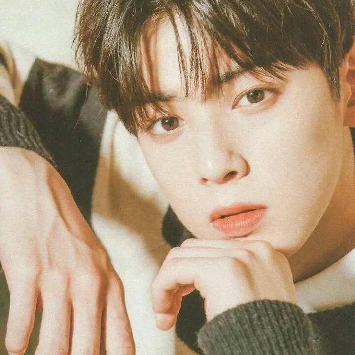 Behind-the-scenes cut of Cha Eunwoo