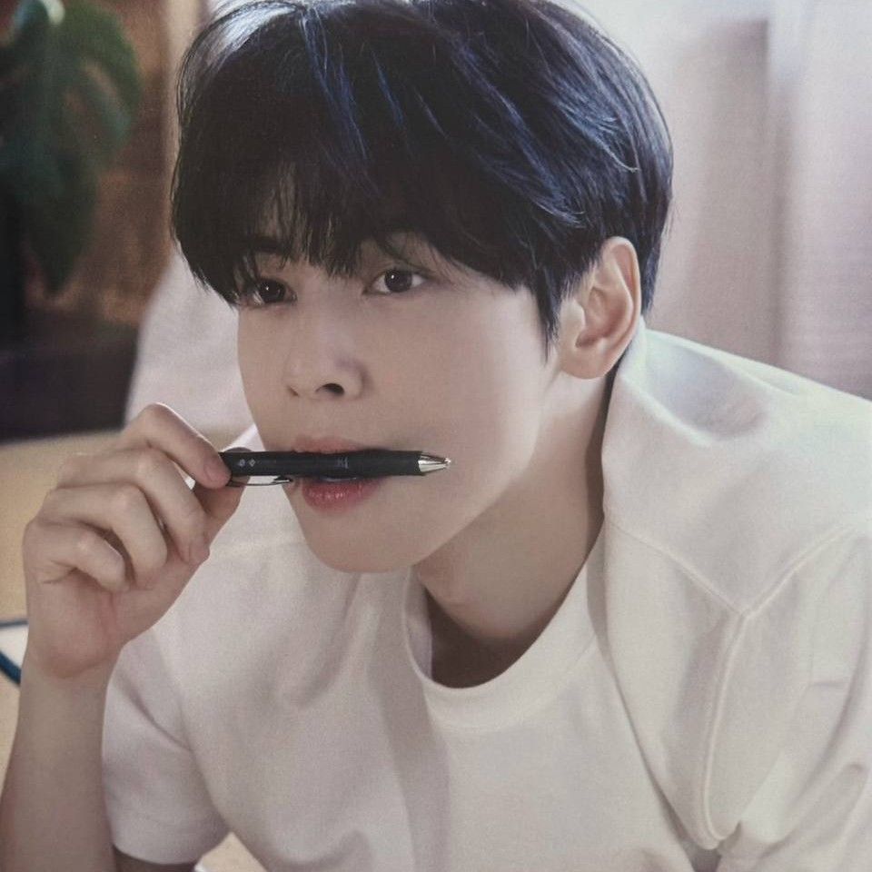 Behind-the-scenes cut of Cha Eunwoo