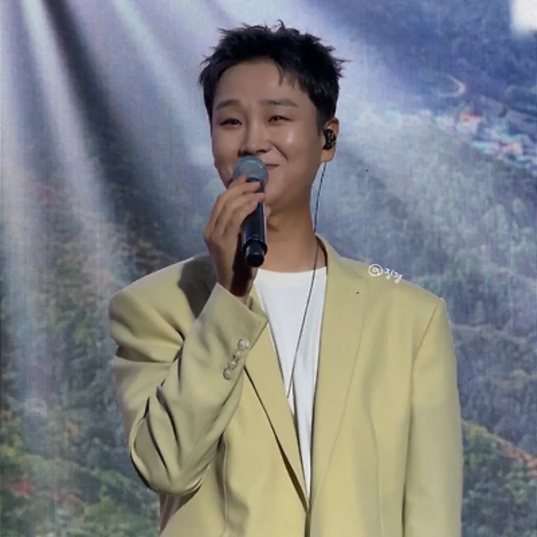 A moment captured by a fan of Song Minjun