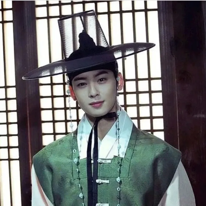 Behind-the-scenes cut of Cha Eunwoo