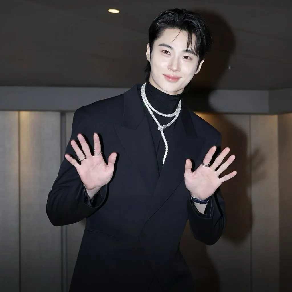 Behind-the-scenes cut of Byeon Wooseok