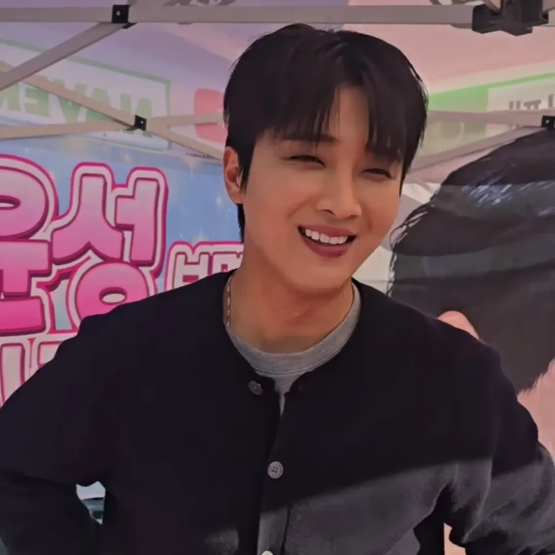 A moment captured by a fan of Hwang Yunsung
