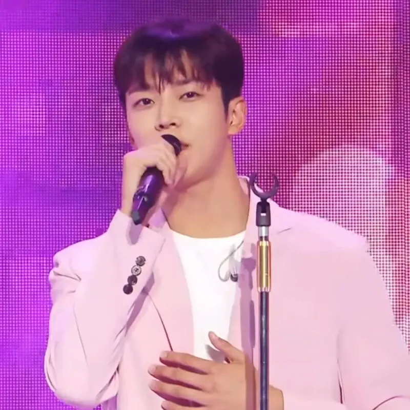 Foto kegiatan terbaru dari Rowoon