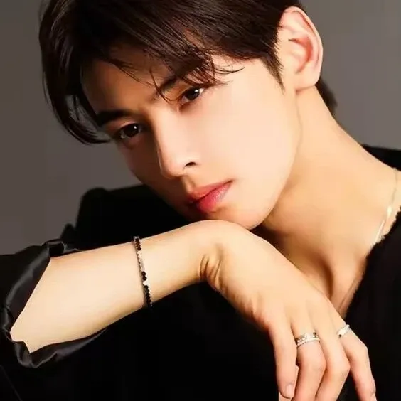 Behind-the-scenes cut of Cha Eunwoo