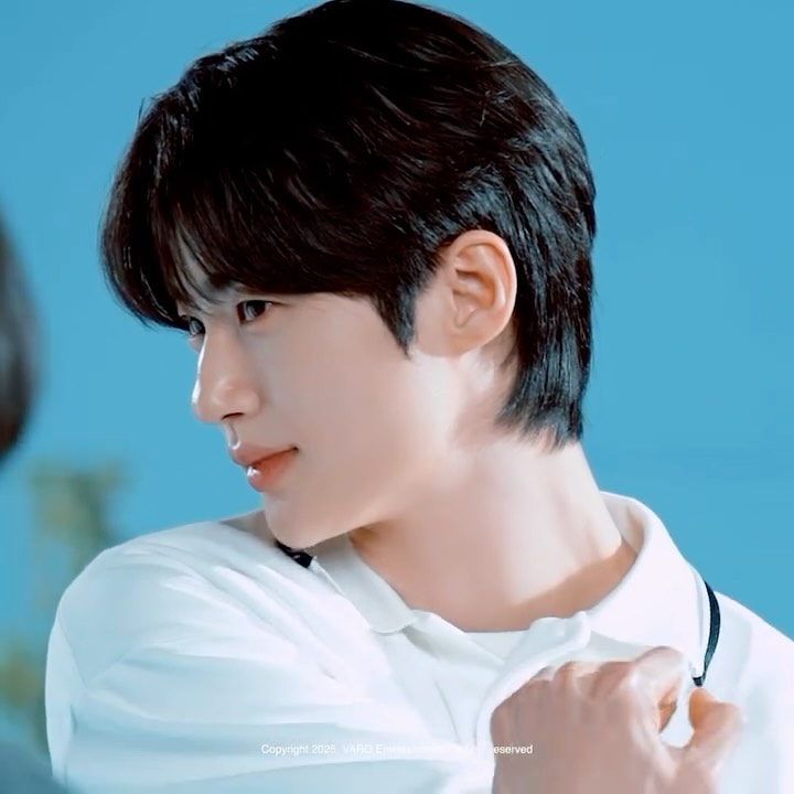 Behind-the-scenes cut of Byeon Wooseok