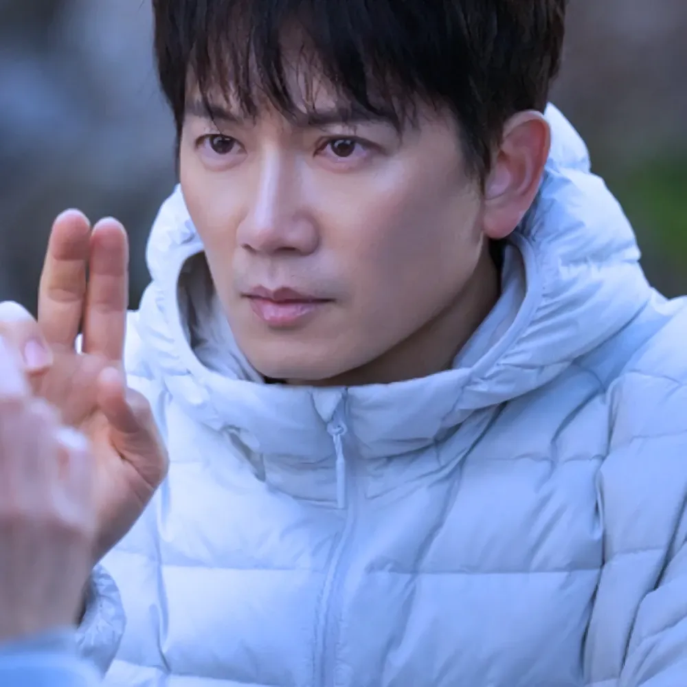 Behind-the-scenes cut of Ji Sung