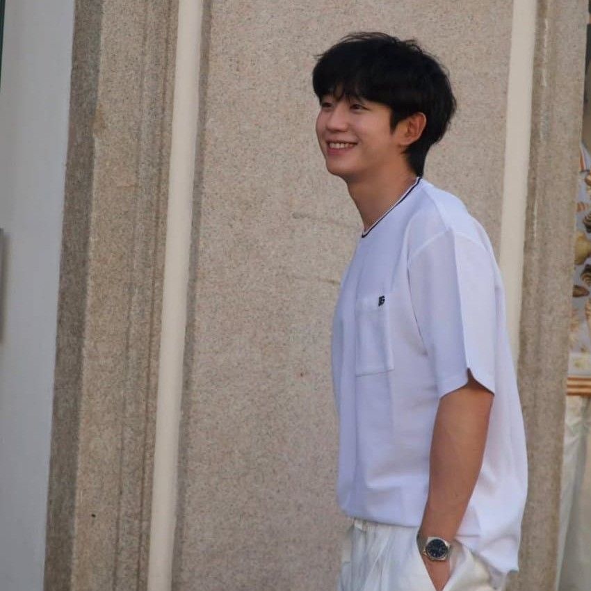 粉丝拍下的丁海寅瞬间