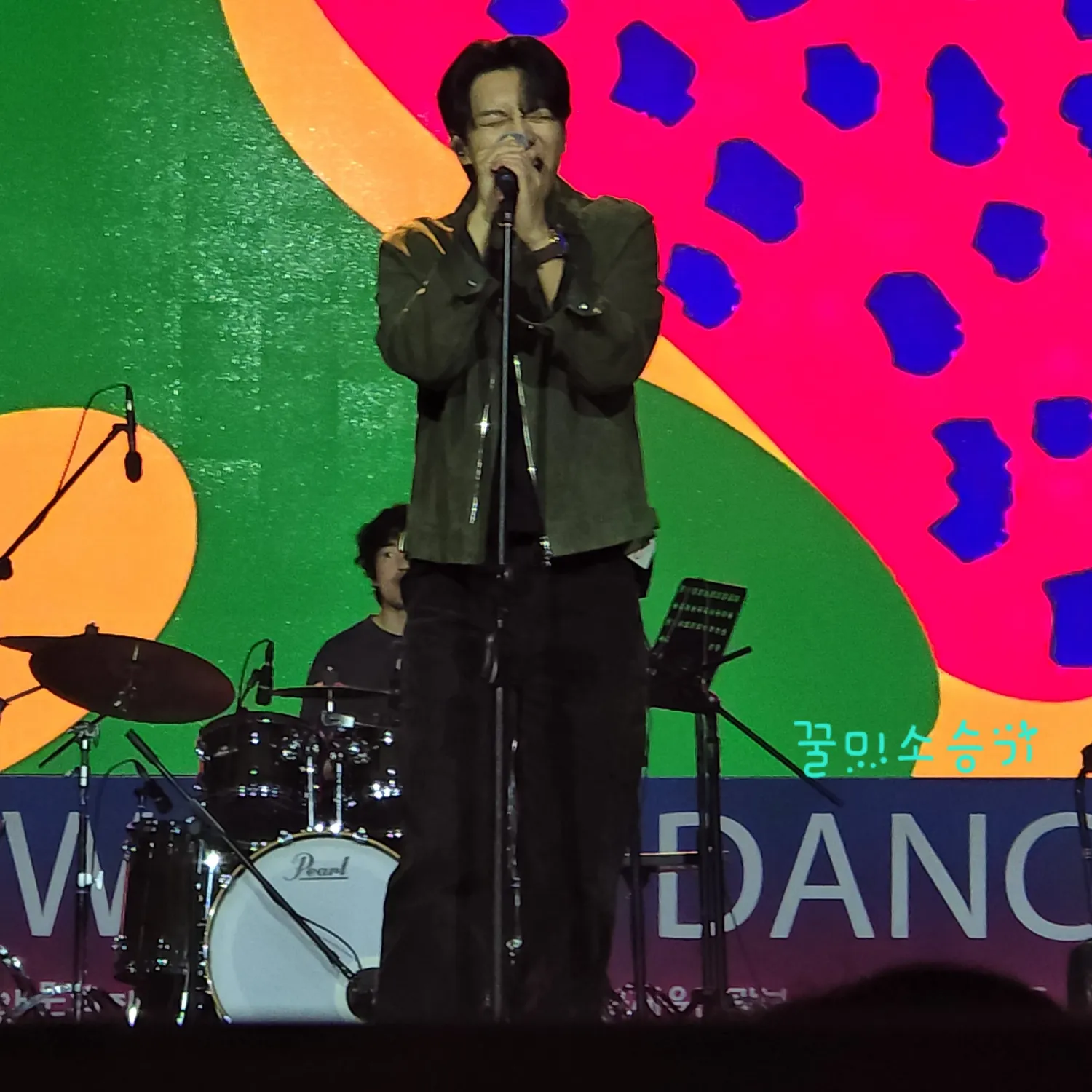 A moment captured by a fan of Lee Seunggi