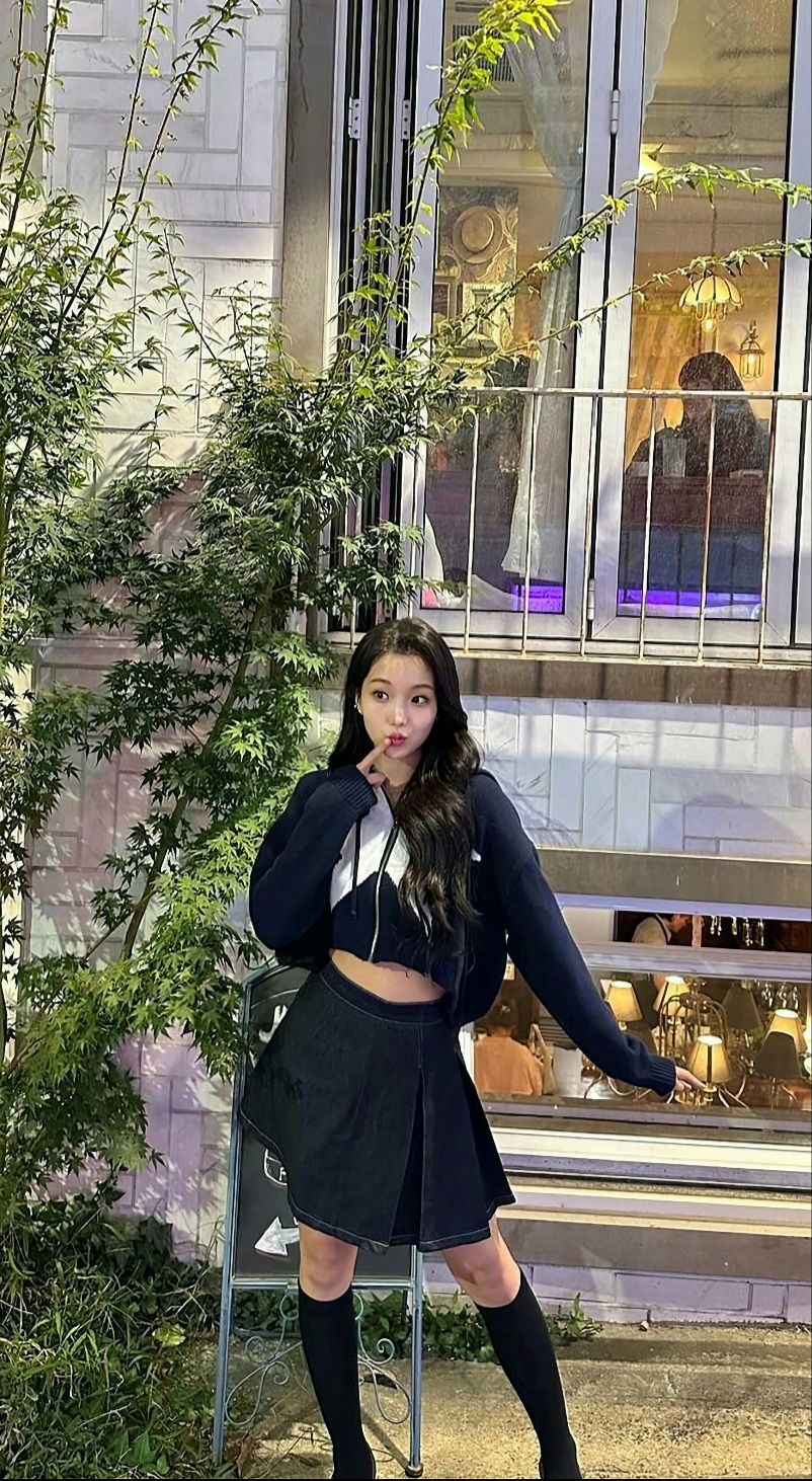 Kim Soyeon (2004) background image recommended by Choeaedol Celeb fandom