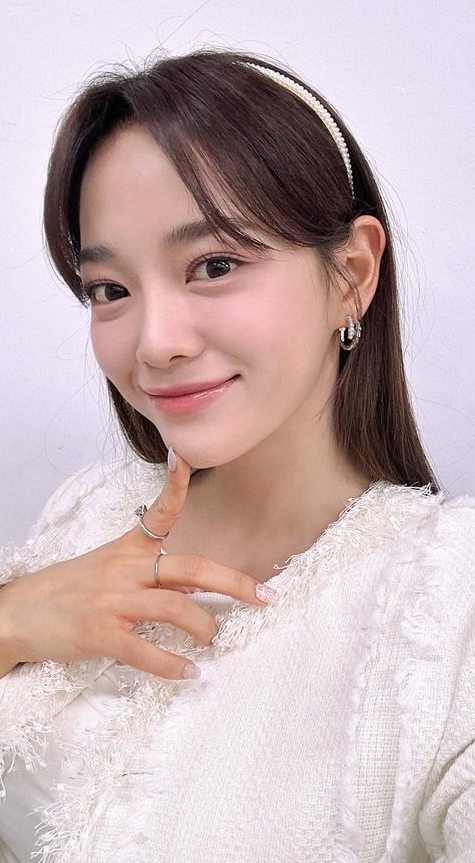 Special wallpaper made by Kim Sejeong's fans
